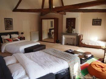 Chateau De La Touche Bed & Breakfast Savigny-Lévescault Екстериор снимка