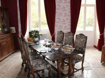 Chateau De La Touche Bed & Breakfast Savigny-Lévescault Екстериор снимка