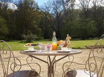 Chateau De La Touche Bed & Breakfast Savigny-Lévescault Екстериор снимка